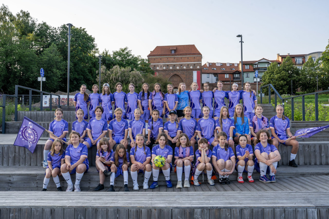 Dziewczęca drużyna piłkarska Torunianki – zdjęcie grupowe