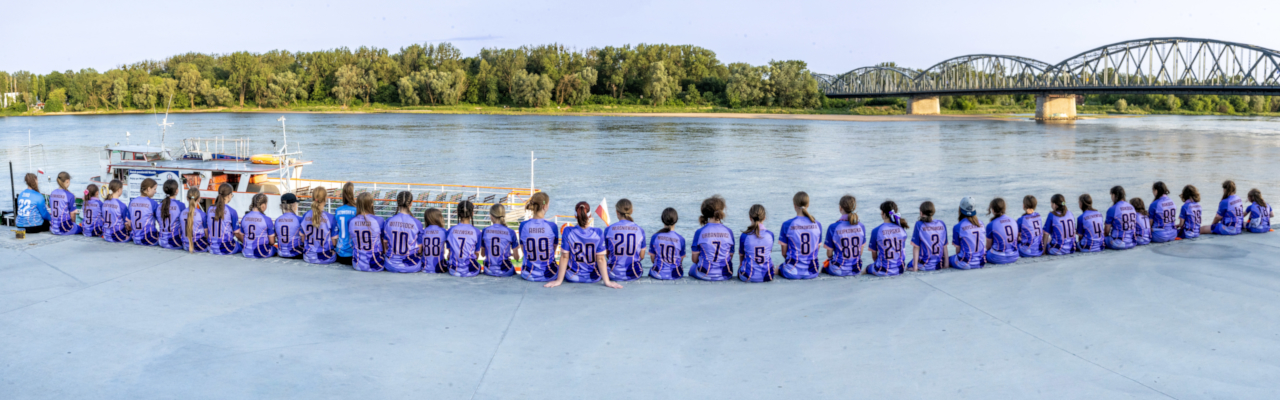 Drużyna dziewcząt Akademii Piłkarskiej Toruń świętuje zwycięstwo na murawie