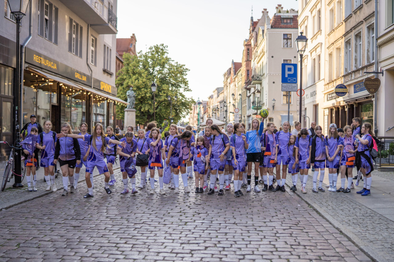 Dziewczęca drużyna piłkarska Torunianki – zdjęcie grupowe
